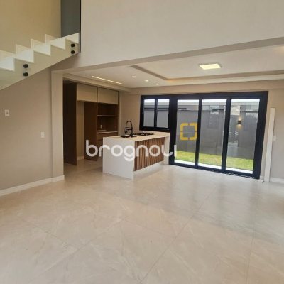 Casa com 175m², 3 quartos (sendo 3 suítes), 2 garagens, no bairro Carianos em Florianópolis
