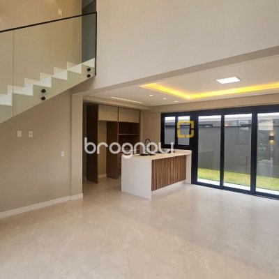 Casa com 175m², 3 quartos (sendo 3 suítes), 2 garagens, no bairro Carianos em Florianópolis