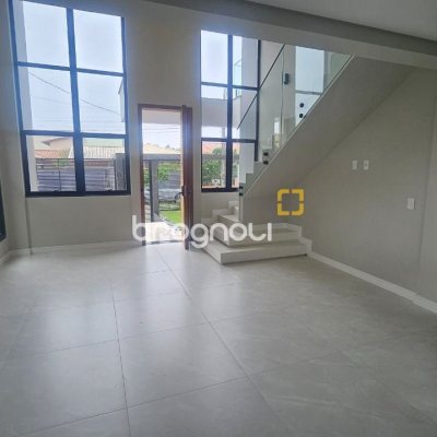 Casa com 175m², 3 quartos (sendo 3 suítes), 2 garagens, no bairro Carianos em Florianópolis