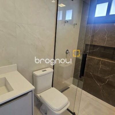Casa com 175m², 3 quartos (sendo 3 suítes), 2 garagens, no bairro Carianos em Florianópolis