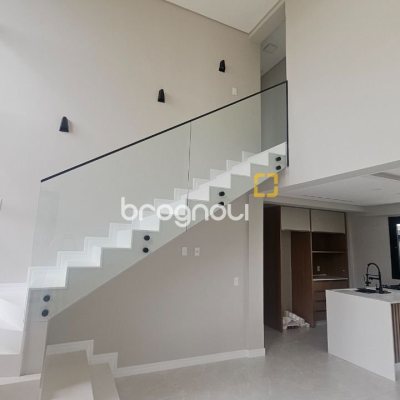 Casa com 175m², 3 quartos (sendo 3 suítes), 2 garagens, no bairro Carianos em Florianópolis