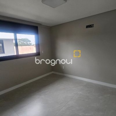 Casa com 175m², 3 quartos (sendo 3 suítes), 2 garagens, no bairro Carianos em Florianópolis