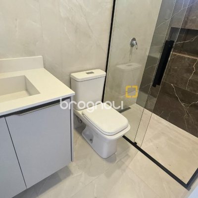 Casa com 175m², 3 quartos (sendo 3 suítes), 2 garagens, no bairro Carianos em Florianópolis