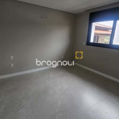 Casa com 175m², 3 quartos (sendo 3 suítes), 2 garagens, no bairro Carianos em Florianópolis