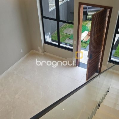 Casa com 195m², 3 quartos (sendo 3 suítes), 2 garagens, no bairro Carianos em Florianópolis