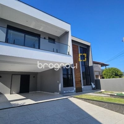 Casa com 195m², 3 quartos (sendo 3 suítes), 2 garagens, no bairro Carianos em Florianópolis