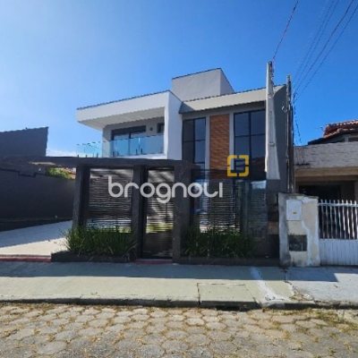 Casa com 195m², 3 quartos (sendo 3 suítes), 2 garagens, no bairro Carianos em Florianópolis