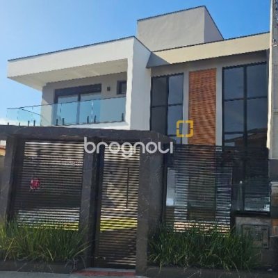 Casa com 195m², 3 quartos (sendo 3 suítes), 2 garagens, no bairro Carianos em Florianópolis
