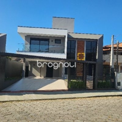 Casa com 195m², 3 quartos (sendo 3 suítes), 2 garagens, no bairro Carianos em Florianópolis
