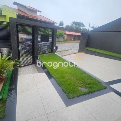 Casa com 195m², 3 quartos (sendo 3 suítes), 2 garagens, no bairro Carianos em Florianópolis