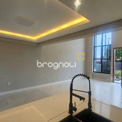 Casa com 195m², 3 quartos (sendo 3 suítes), 2 garagens, no bairro Carianos em Florianópolis