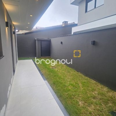 Casa com 195m², 3 quartos (sendo 3 suítes), 2 garagens, no bairro Carianos em Florianópolis