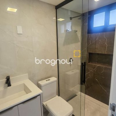 Casa com 195m², 3 quartos (sendo 3 suítes), 2 garagens, no bairro Carianos em Florianópolis