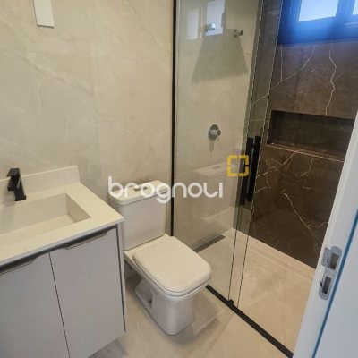 Casa com 195m², 3 quartos (sendo 3 suítes), 2 garagens, no bairro Carianos em Florianópolis