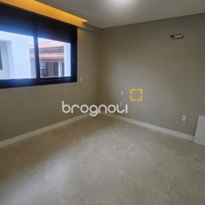 Casa com 195m², 3 quartos (sendo 3 suítes), 2 garagens, no bairro Carianos em Florianópolis