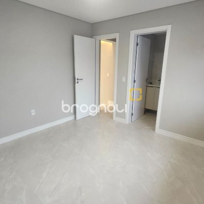 Casa com 195m², 3 quartos (sendo 3 suítes), 2 garagens, no bairro Carianos em Florianópolis
