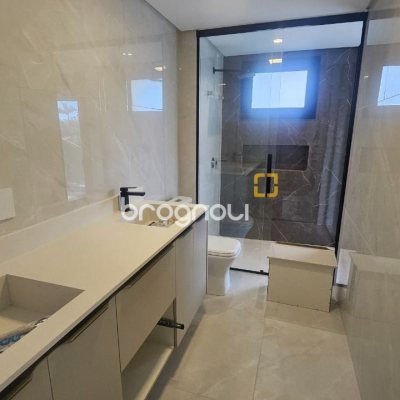 Casa com 195m², 3 quartos (sendo 3 suítes), 2 garagens, no bairro Carianos em Florianópolis
