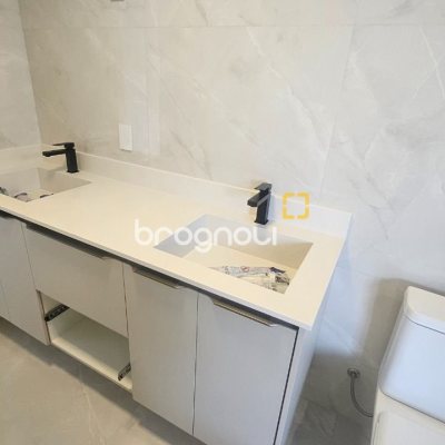 Casa com 195m², 3 quartos (sendo 3 suítes), 2 garagens, no bairro Carianos em Florianópolis