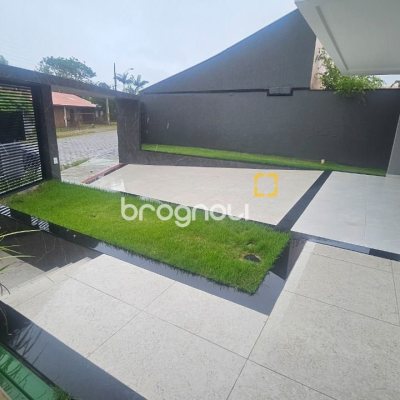 Casa com 195m², 3 quartos (sendo 3 suítes), 2 garagens, no bairro Carianos em Florianópolis