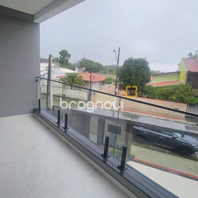 Casa com 195m², 3 quartos (sendo 3 suítes), 2 garagens, no bairro Carianos em Florianópolis