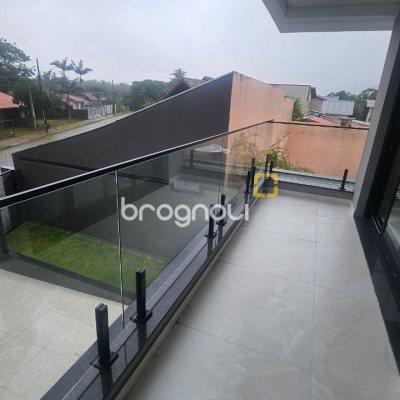 Casa com 195m², 3 quartos (sendo 3 suítes), 2 garagens, no bairro Carianos em Florianópolis