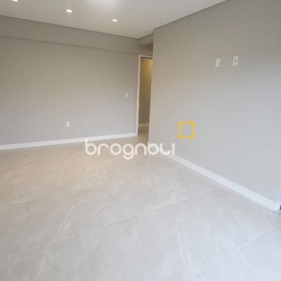 Casa com 195m², 3 quartos (sendo 3 suítes), 2 garagens, no bairro Carianos em Florianópolis