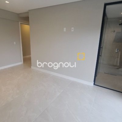 Casa com 195m², 3 quartos (sendo 3 suítes), 2 garagens, no bairro Carianos em Florianópolis