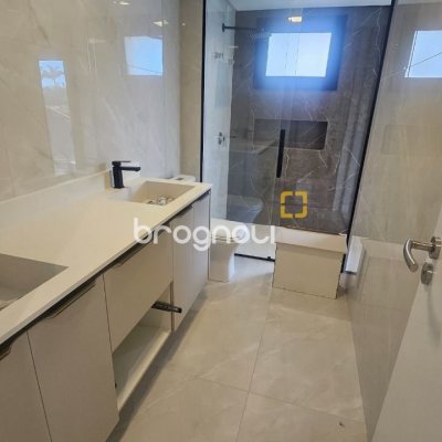 Casa com 195m², 3 quartos (sendo 3 suítes), 2 garagens, no bairro Carianos em Florianópolis