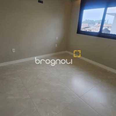 Casa com 195m², 3 quartos (sendo 3 suítes), 2 garagens, no bairro Carianos em Florianópolis