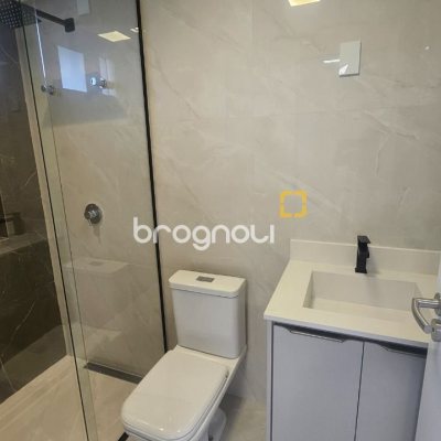 Casa com 195m², 3 quartos (sendo 3 suítes), 2 garagens, no bairro Carianos em Florianópolis