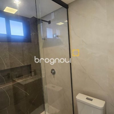 Casa com 195m², 3 quartos (sendo 3 suítes), 2 garagens, no bairro Carianos em Florianópolis