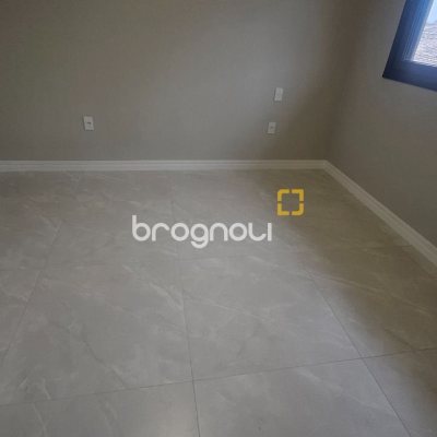 Casa com 195m², 3 quartos (sendo 3 suítes), 2 garagens, no bairro Carianos em Florianópolis
