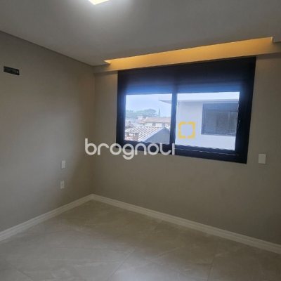 Casa com 195m², 3 quartos (sendo 3 suítes), 2 garagens, no bairro Carianos em Florianópolis