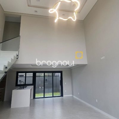 Casa com 195m², 3 quartos (sendo 3 suítes), 2 garagens, no bairro Carianos em Florianópolis
