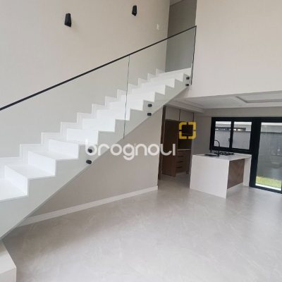 Casa com 195m², 3 quartos (sendo 3 suítes), 2 garagens, no bairro Carianos em Florianópolis
