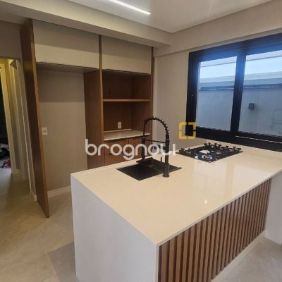 Casa com 195m², 3 quartos (sendo 3 suítes), 2 garagens, no bairro Carianos em Florianópolis