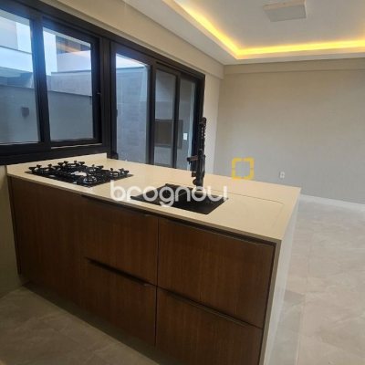 Casa com 195m², 3 quartos (sendo 3 suítes), 2 garagens, no bairro Carianos em Florianópolis