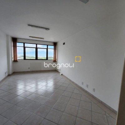Sala com 24m², 1 garagem, no bairro Centro em Florianópolis
