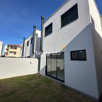 Casa com 124m², 4 quartos (sendo 2 suítes), 2 garagens, no bairro São João do Rio Vermelho em Florianópolis