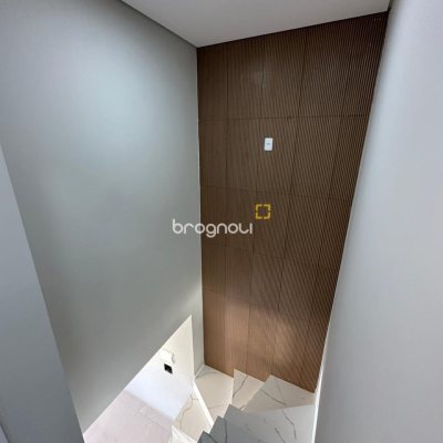 Casa com 124m², 4 quartos (sendo 2 suítes), 2 garagens, no bairro São João do Rio Vermelho em Florianópolis