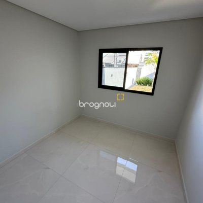Casa com 124m², 4 quartos (sendo 2 suítes), 2 garagens, no bairro São João do Rio Vermelho em Florianópolis