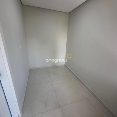 Casa com 124m², 4 quartos (sendo 2 suítes), 2 garagens, no bairro São João do Rio Vermelho em Florianópolis