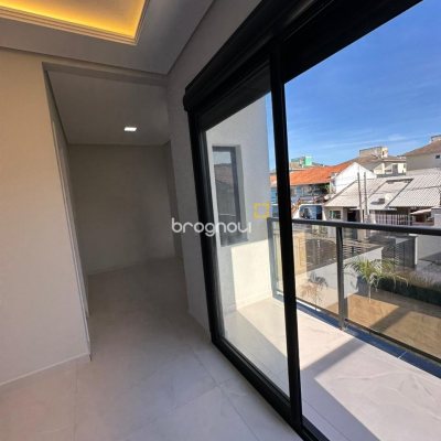 Casa com 124m², 4 quartos (sendo 2 suítes), 2 garagens, no bairro São João do Rio Vermelho em Florianópolis