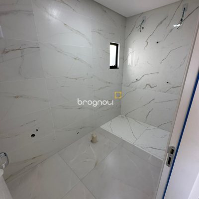 Casa com 124m², 4 quartos (sendo 2 suítes), 2 garagens, no bairro São João do Rio Vermelho em Florianópolis