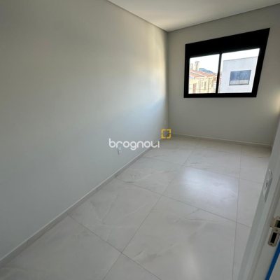 Casa com 124m², 4 quartos (sendo 2 suítes), 2 garagens, no bairro São João do Rio Vermelho em Florianópolis