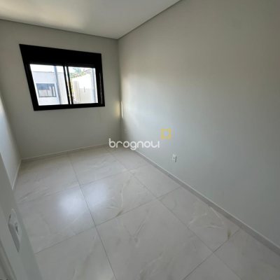 Casa com 124m², 4 quartos (sendo 2 suítes), 2 garagens, no bairro São João do Rio Vermelho em Florianópolis