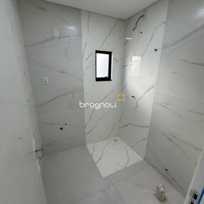 Casa com 124m², 4 quartos (sendo 2 suítes), 2 garagens, no bairro São João do Rio Vermelho em Florianópolis