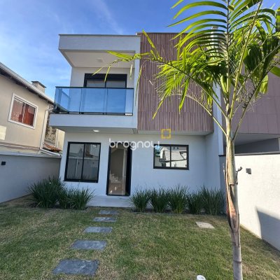 Casa com 124m², 4 quartos (sendo 2 suítes), 2 garagens, no bairro São João do Rio Vermelho em Florianópolis