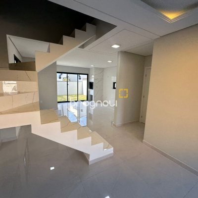 Casa com 124m², 4 quartos (sendo 2 suítes), 2 garagens, no bairro São João do Rio Vermelho em Florianópolis