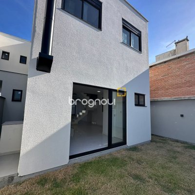 Casa com 124m², 4 quartos (sendo 2 suítes), 2 garagens, no bairro São João do Rio Vermelho em Florianópolis